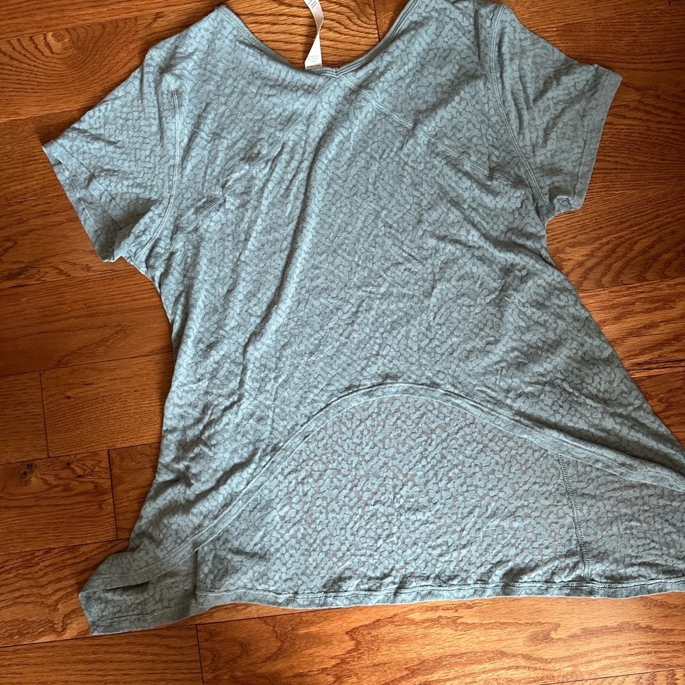 Lululemon tee - Picture 8 of 8